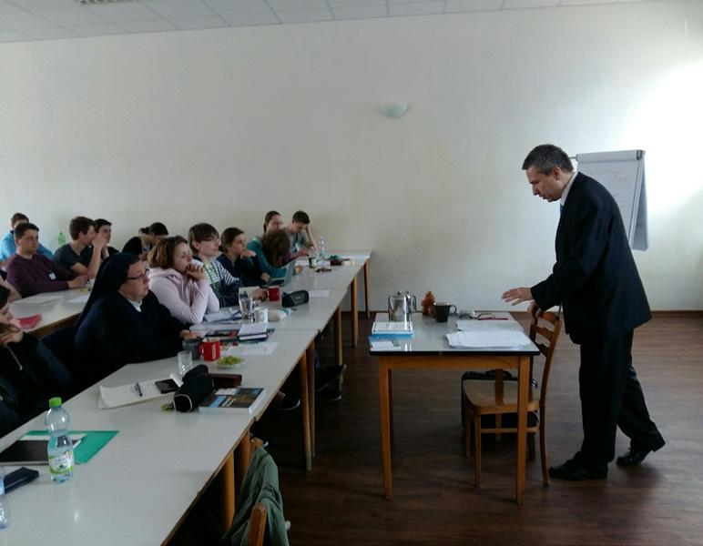 KURZ PRO HLAVNÍ VEDOUCÍ DĚTSKÝCH TÁBORŮ V tomto roce o kurz požádalo Středisko volného času Pacov (SVČ). AKSM tedy přijala pozvání, aby se kurz uskutečnil 6. 8.