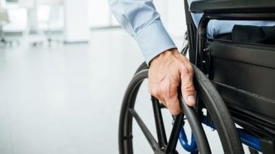 c) 160000 Kč, je-li příjem osoby a příjem osob s ní společně posuzovaných vyšší než 9 násobek částky životního minima, avšak nižší nebo roven 10 násobku této částky, d) 140000 Kč, je-li příjem osoby