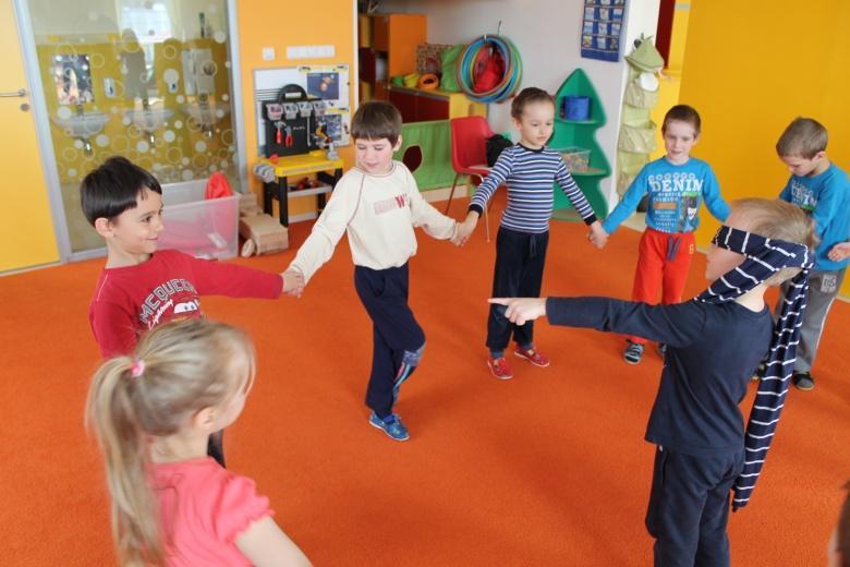 Na zvířátka K této hře potřebujeme opět obrázky zvířat, která vydávají typické zvuky. Dvě, nebo tři děti si vylosují stejný obrázek a na povel začnou všechny děti vydávat zvuky svého zvířátka.