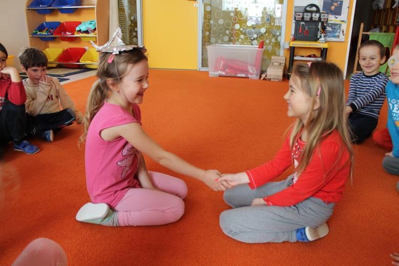 My z vesmíru návštěvníci, přiletěli jsme vám říci. Nežijete, lidé sami, na své zemi pod hvězdami.