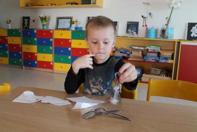 obr. 13 cvičení Zvuky Kinder-pexeso Do pouzder od Kinder vajíček dáme různé předměty, které při zatřesení budou vydávat nějaký zvuk