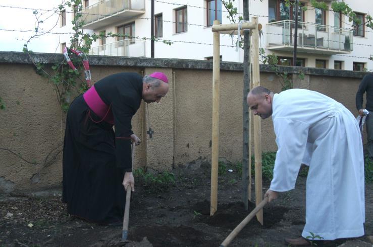 TREFA ANEB VELKÉ STĚHOVÁNÍ SALESIÁNŮ V pátek 24. 5. 2019 na Slavnost Panny Marie Pomocnice křesťanů byla po mši svaté požehnána fara u sv. Petra a Pavla v Prostějově.