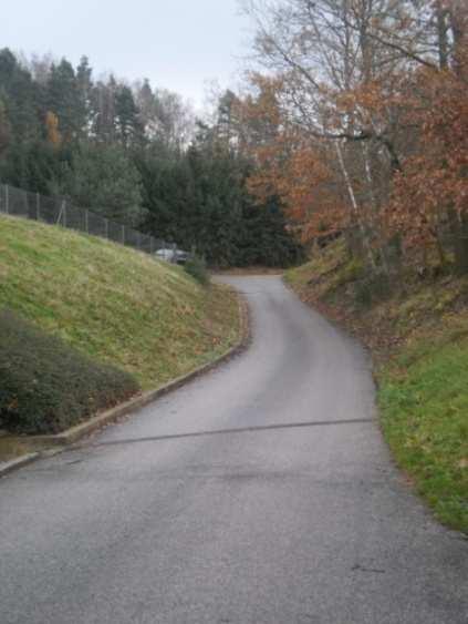 Popis cesty: Cesta má asfaltový po celé své délce. Poznámka: V zimních měsících obec zajišťuje vyhrnování sněhu.