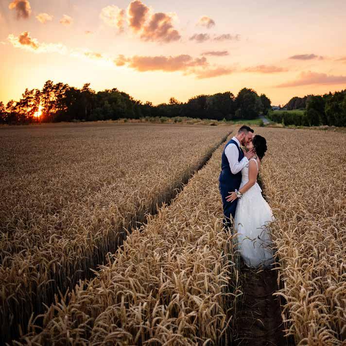 Svatební fotograf WEDDING 1 Předsvatební schůzka Až 11 hodin fotografování v průběhu Vaší svatby 2 fotografové Minimálně 400 ks upravených fotografií v digitální podobě 50 ks tištěných fotografií ve