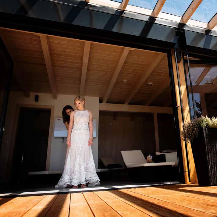 WEDDING 2 Předsvatební schůzka Až 8 hodin fotografování v průběhu Vaší svatby 2 fotografové 250 ks upravených fotografií v digitální podobě 30 ks tištěných fotografií ve formátu 13x18 cm WEDDING 3