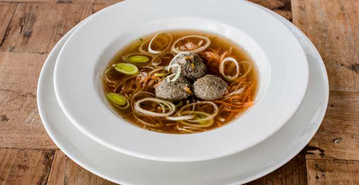 Svatební menu Předkrmy Kachní paštika v tyrolském špeku, nakládaná brusinka Uzený losos, koprový krém Pečená červená řepa, kozí sýr, citronová rukola Zapečený kozí sýr na perníku s medem, hroznové