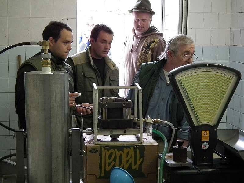 Sestava pro hromadný šok hydrostatickým tlakem Zdroj: Technická zpráva pilotního projektu CZ.1.25/3.4.00/10.