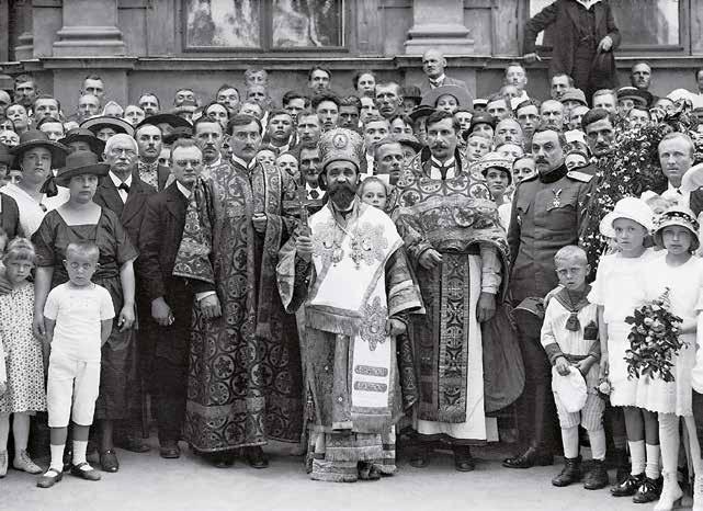 směřování. Na kněze byl Matěj Pavlík vysvěcen v roce 1902. Vpravo: vladyka Gorazd po vysvěcení v Bělehradě, za ním biskup Dositej.