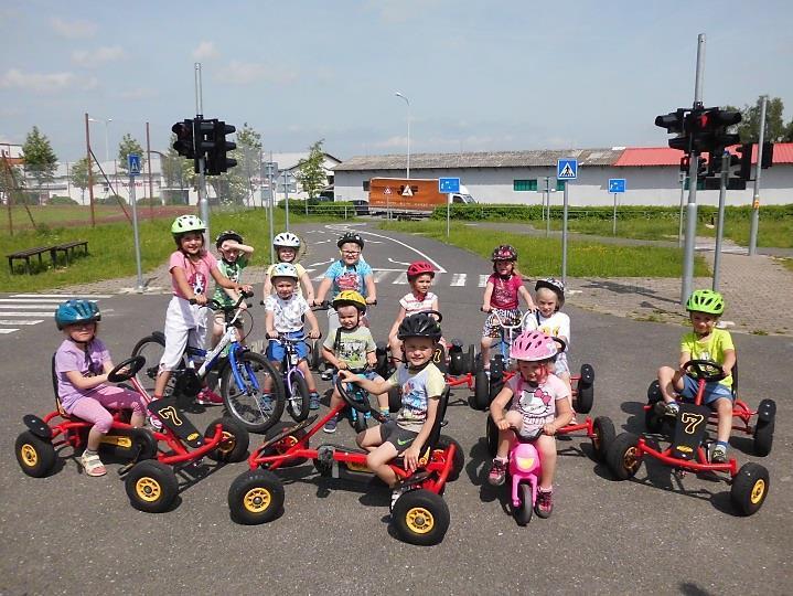 Zde na děti opět čekaly káry, tříkolky, koloběžky, motorky či kola ale především také dopravní značky a nově také semafory.