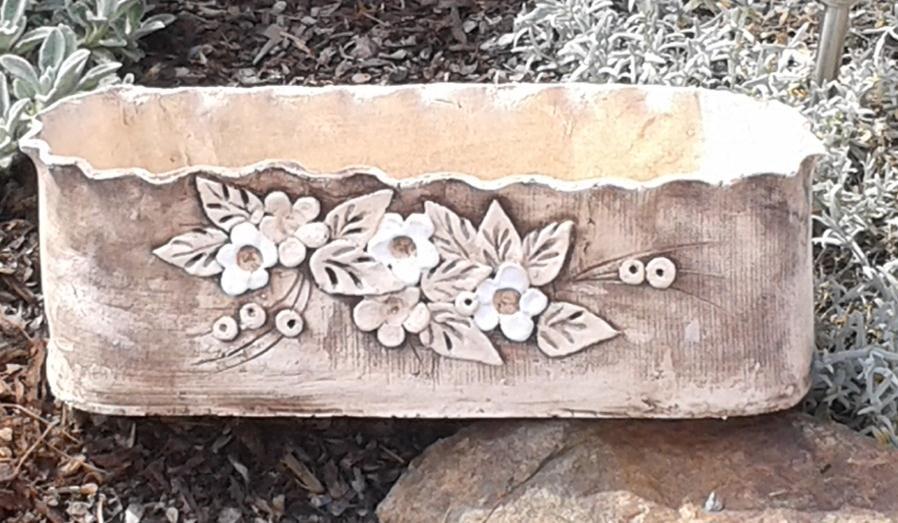 KATALOG VÝROBKŮ SPOLKU SLUNEČNICE Keramika od nás je originální ruční práce Keramické doplňky oživí a zútulní vaši zahradu.