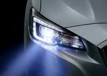 Světla s technologií LED* kombinují tlumené i dálkové svícení s natáčením do zatáček v závoslosti na úhlu natočení volantu.