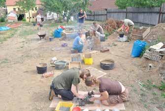 Foto Archiv ÚAM FF MU. Abb. 2. Experimente im Garten der forschungs-wissenschaftlichen Basis in Panská Lhota, 2015. Foto Archiv ÚAM FF MU.