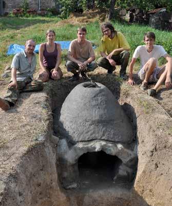Těsnohlídek, K. Slavíček. Foto Archiv ÚAM FF MU. Abb. 3. Keramikherstellung auf Fußdrehscheiben, 2014; von links J. Těsnohlídek, K. Slavíček. Foto Archiv ÚAM FF MU. 150 C (kvůli dosušení pece i vsádky) byla teplota zvyšována asi o 100 C.