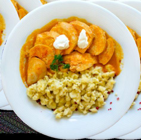 Főételek Hauptspeisen / Main dishes / Hlavní jídla / Dania główne Paprikás csirkemell galuskával Paprikahuhn mit Nockerln