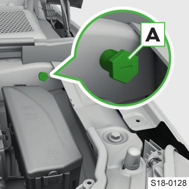 138 Autobaterie a pojistky Použití startovacích kabelů Kostřicí bod Svorku nabíječky připojte k pólu autobaterie. Svorku nabíječky připojte ke kostřicímu bodu A.