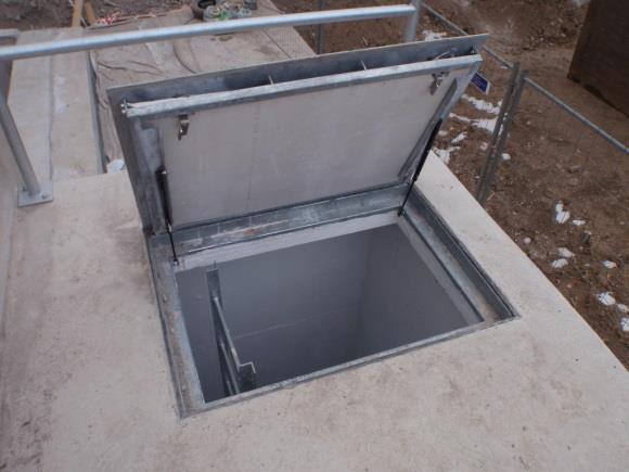 4) Po provedení betonáže očistěte všechny dotykové plochy čistou vodou tak, aby nedošlo k zatečení betonu do jakýchkoliv částí poklopu anebo rámu.