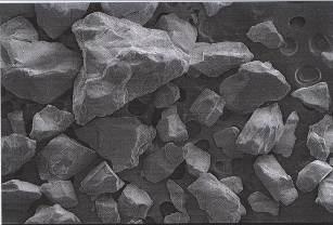 Ostřiva nekřemenná ostřiva Obr.26. Olivín Dále obsahuje některé doprovodné minerály, jako serpentin, chromit, spinel, magnetit a d. Je slabě zásadité povahy.