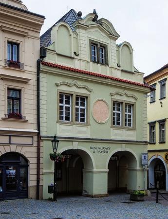 Při rekonstrukci zaměříme stávající stav, posoudíme tepelné ztráty střešní konstrukcí, navrhneme novou skladbu střechy dle