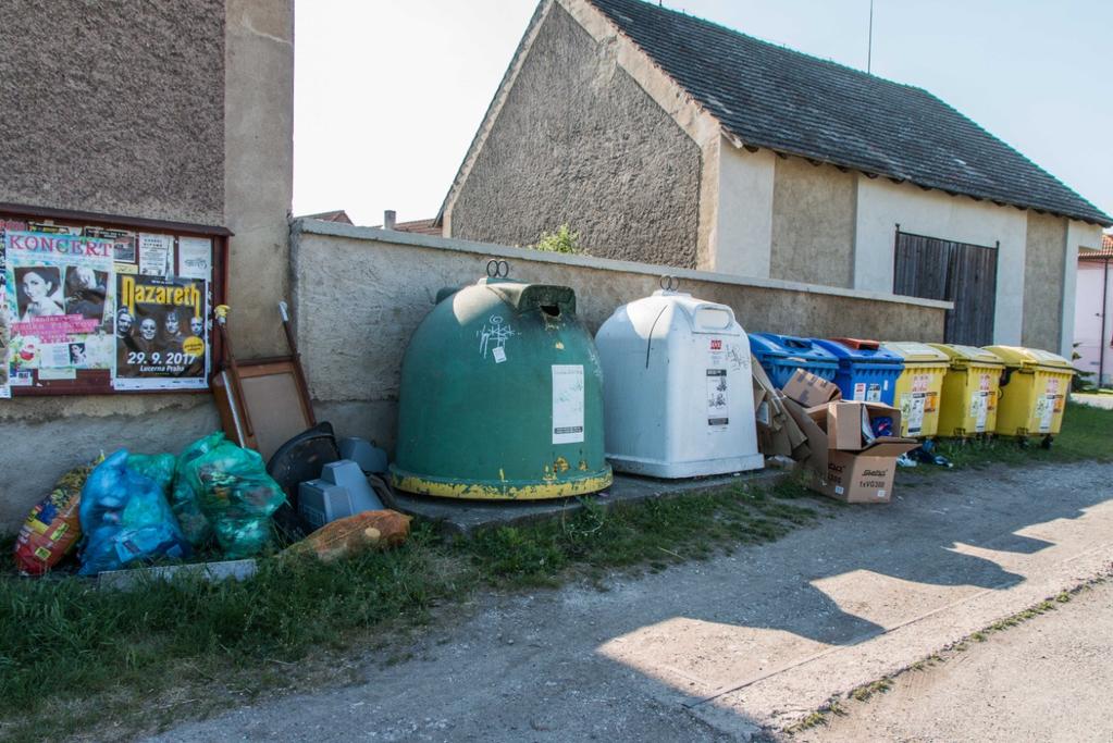 Papírové kartony se kupí nerozložené vedle kontejneru na tento odpad, tabulové sklo sem rovněž nepatří. Žádáme všechny občany, aby dbali na pořádek nejen doma, ale i na veřejném prostranství.