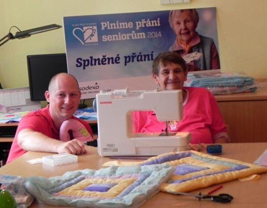 Byli nadšeni z patchworkových sedáků, které majitelka splněného přání tímto novým strojem ušila.