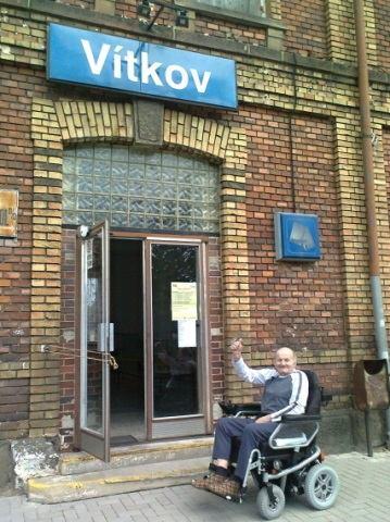 Jestli je vše, jak má být, v jakém stavu je výpravní budova s dopravní kanceláří, a co traťové koleje!