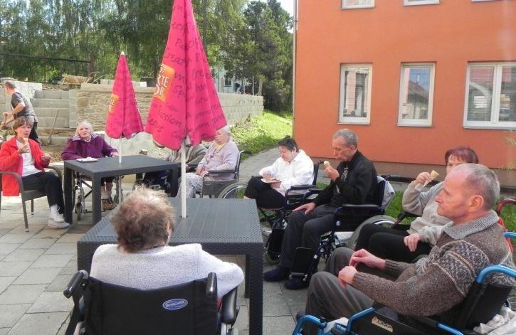 ************************************************************* Nádherná orchidej Teprve květina dotvoří tu půvabnou atmosféru domova.