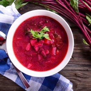 RECEPT NA MĚSÍC ČERVENEC Studená polévka z červené řepy Seznam surovin řepa červená 500 gramů cibule 1 kus vývar hovězí 1 litr (nebo zeleninového pro vegetariány) pepř 4 kuličky (celý) zázvor