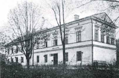 století přestavěna na barokní zámek, kolem roku 1770 byl dostavěn v klasicismu. Ve druhé polovině 20. století měl různé využití, od 80.
