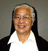 3. Sestra Joan Clare poradkyně pro zdravotnickou pomoc NMLP Sestra JOAN CLARE CHIN LOY, původem z Číny, se narodila 31. května 1931.
