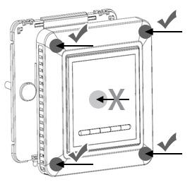 4. Připevněte termostat do podomítkové krabice nebo do krabice na stěně pomocí vrutů/šroubů, které zašroubujete do otvorů na stranách termostatu. 5. Nacvakněte přední díl na místo.