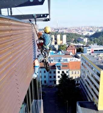 Nejvíce smrtelných úrazů v Česku je ve stavebnictví, dělníci se špatně jistí před pádem Skoro polovina smrtelných úrazů v Česku se stane při práci ve výškách.