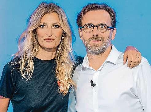 13. září 2019 17 Poklad Karla Poborského pomohl nadaci Tereza Maxová s Karlem Poborským pomáhají dětem. FOTO M. ŠULA, MAFRA Fotbalová legenda Karel Poborský nasbíral stovky dresů slavných hráčů.