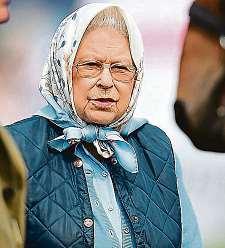 Se svým vnukem princem Harrym zase v roce 2016 natočila vtipnou pozvánku na hry pro zraněné vojenské veterány Invictus Games, v níž se nenechali zastrašit výzvou tehdejšího amerického prezidenta