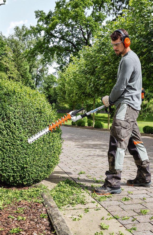 HLA 56 NOVINKA HLA 65 115 135 Lehké akumulátorové prodloužené zahradní nůžky ke stříhání vyšších živých plotů a keřů v zahradě u domu.