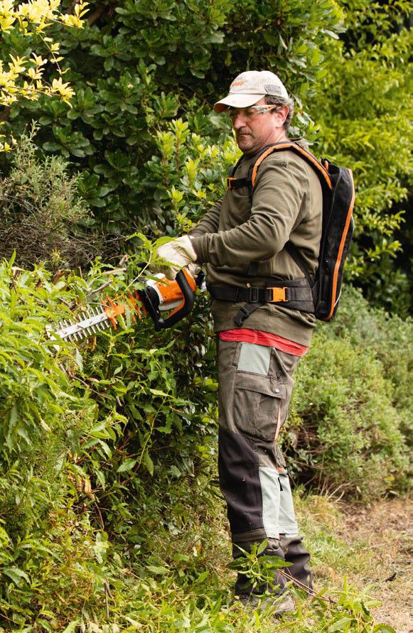 Zahradní nůžky a prodloužené zahradní nůžky HS 82 R 22, cm³, 0, kw/1,0 k, 5,3 kg. Profesionální nářadí s nízkou rychlostí nožů pro intenzivní stříhání.