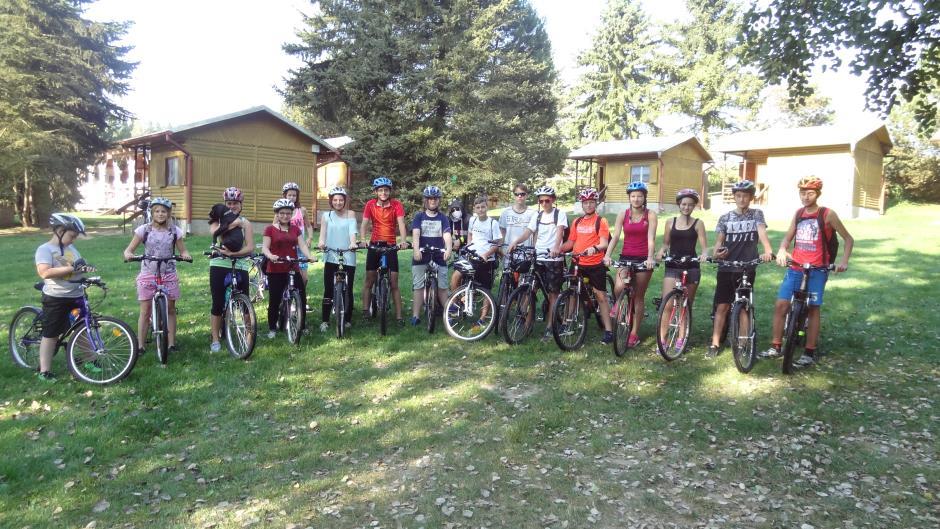 Články o školních akcích (psáno pro Černovický zpravodaj) Cyklistický kurs 8. třídy Ve dnech 11. - 13. září jsme se vydali na Třeboňsko. Abychom to neměli tak jednoduché, jeli jsme na kolech.