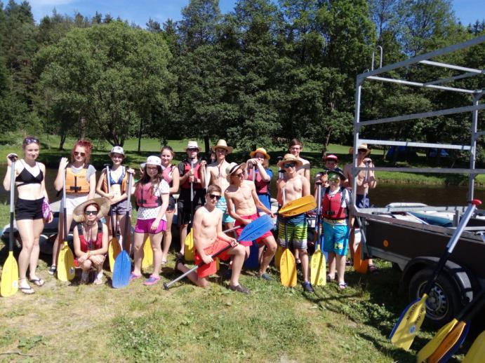 Zdobení perníčků, barvení vajec mramorováním, plstění, enkaustiku, vyšívání přáníček, výrobu zajíčků a kuřátek z vlnkovaného papíru i slepici v hnízdě.