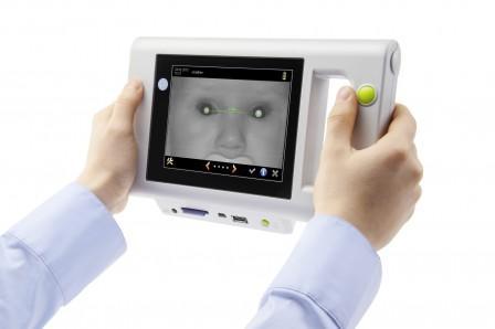 refrakci a jeho funkce je podobná videokameře. Přístroj slouží jako preventivní test a nenahradí podrobné vyšetření oftalmologa nebo optometristy. Na trhu existují dvě varianty tohoto přístroje.