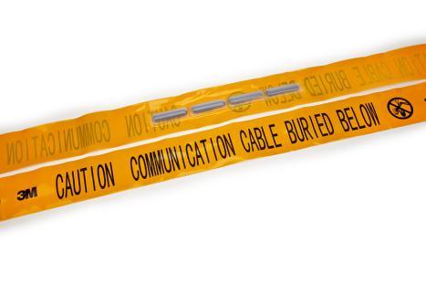 Elektronický označovací systém (EMS) 3M výstražná páska 7600 Každá z variant výstražné 3M EMS pásky je naladěna na specifickou frekvenci podle typu infrastruktury (např.