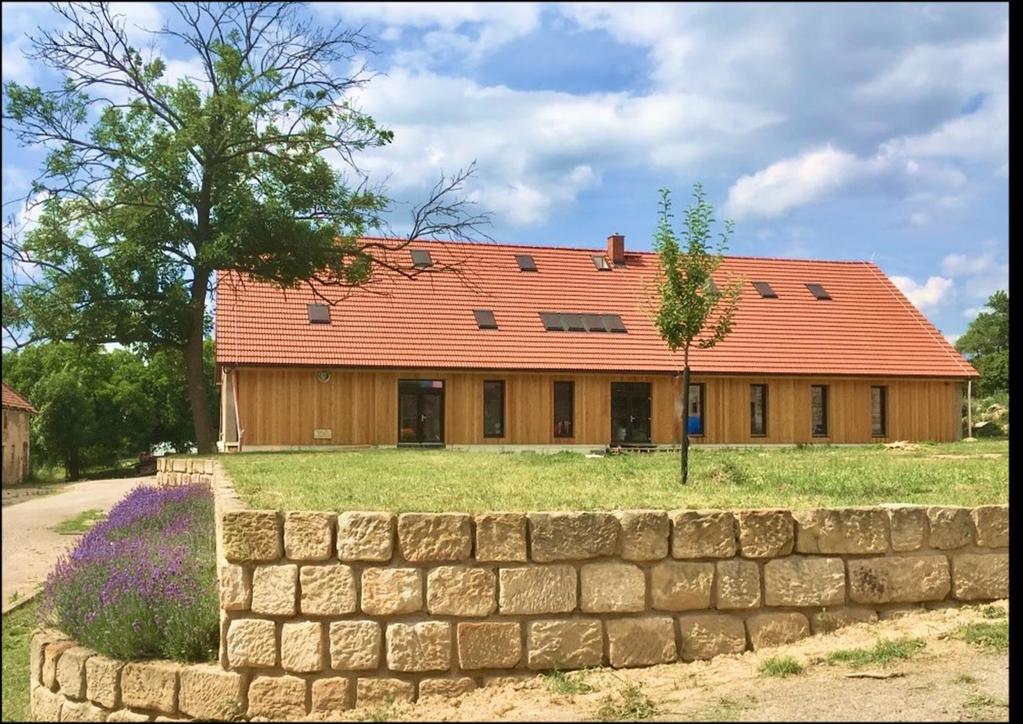 Jagava Permafarma Kreativní centrum Jako součást celé permakulturní farmy provozujeme inspirativní prostor pro setkávání, učení a kreativitu, kde se bude líbit dětem, mladším i starším dospělákům.