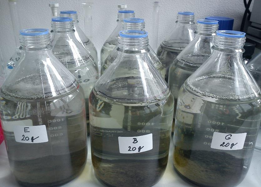Obr. 3.6 Experimenty RS2.1 RS2.9 s rybničním sedimentem v lahvích Dále bylo stejným způsobem připraveno dalších šest lahví RS2.10 RS2.