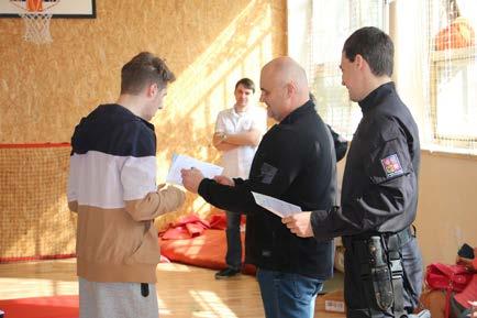 Za každého studenta, který úspěšně absolvoval testy, bude složena finanční částka pro handicapovanou osobu.