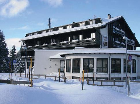 Itálie MONTE BONDONE HOTEL PŘÍMO NA SJEZDOVCE večerní lyžování v ceně odjezdy z ČR přes den 4 MÍSTA PRO UČITELE ZDARMA MOŽNOST NEZÁVAZNÉ REZERVACE CENA Kč/os.