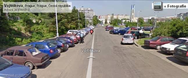 množství aut, neosvětlená zákoutí, povrch parkoviště ve