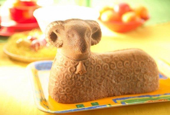 TVAROHOVÝ BERÁNEK Sladký beránek patří neodmyslitelně ke svátkům jara stejně jako barvená vajíčka nebo mazanec.