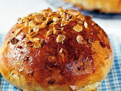 Suroviny 200 g másla špetka soli 3 vejce 200g moučkového cukru vanilkový cukr rozinky 250g měkkého tvarohu 250g polohrubé mouky prášek do pečiva Postup přípravy Změklé máslo, cukr, tvaroh a vejce