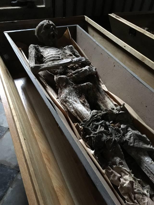 Jiljí v Chlumu u Novosedel byla provedena drobná sondáž po obvodu kostela a dohled liniových výkopů pro svody a při snižování terénu.