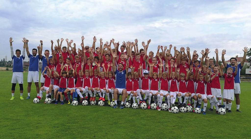 Sport září 2019 Na hřišti SK Ďáblice bylo o prázdninách živo; na snímku malí fotbalisté při jednom z kempů. Pět kempů, dvě stě dětí!