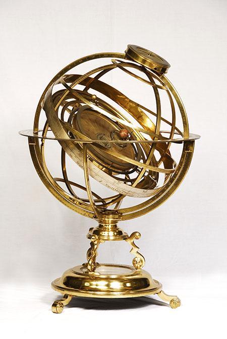 Koperníkův heliocentrický systém je znázorněn také Richardem Glynnem (18.století), který sestavil jakýsi model planetária v roce 1720 (viz obr.č.6). Přístroj je uložen v Muzeu dějin vědy v Oxfordu 16.