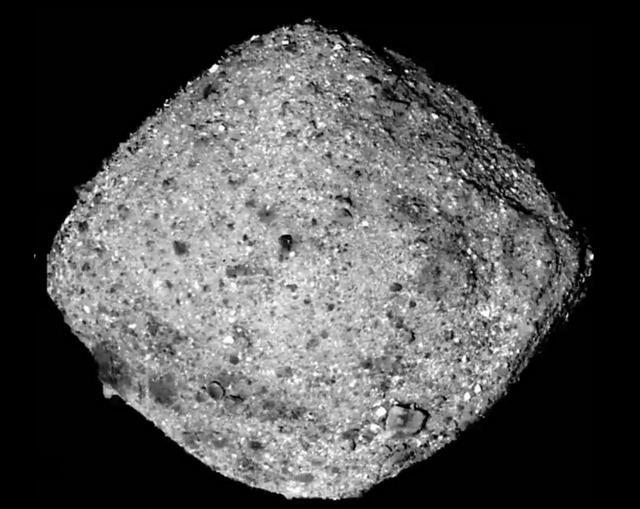 OSIRIS-REx u cíle OSIRIS-REx je meziplanetární sonda NASA, která byla do kosmu vynesena 8. září 2016 raketou Atlas V a vydala se na svou dlouhou cestu ke staré planetce Bennu.